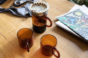 Tasses en verre ambré