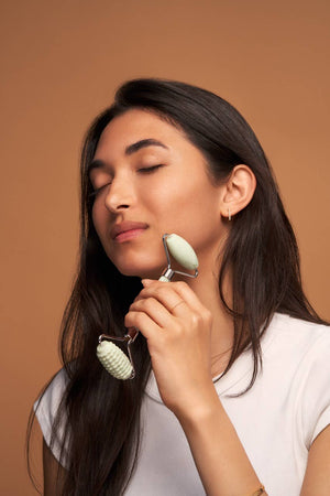 DUAL-ACTION JADE FACIAL ROLLER