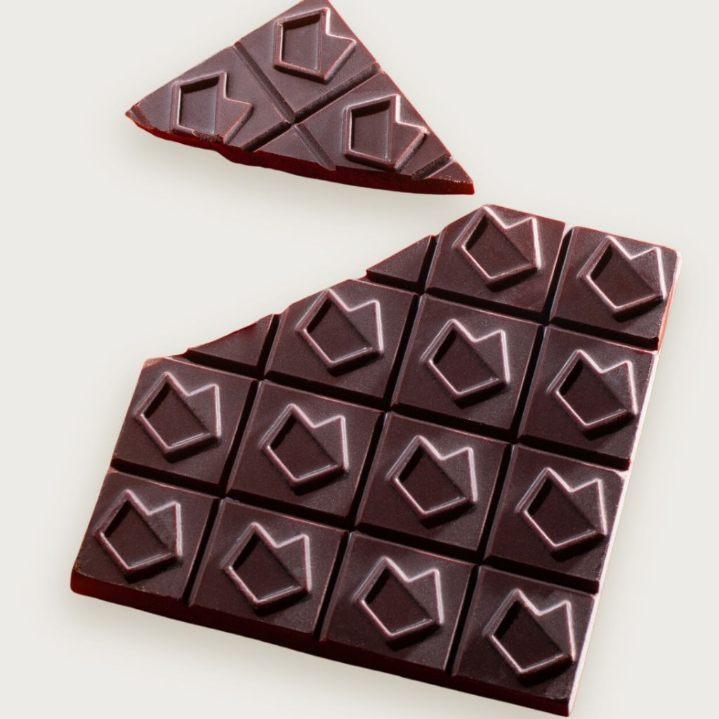 Be Happy Chocolate with goji berries, lion‘s mane, tyrosine | Eat Gold Organics | The Lake