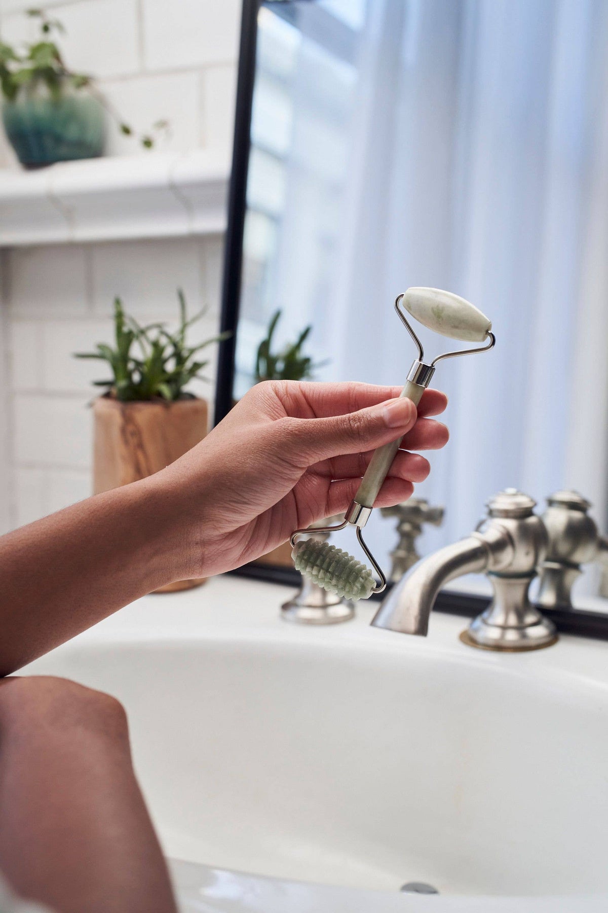 DUAL-ACTION JADE FACIAL ROLLER